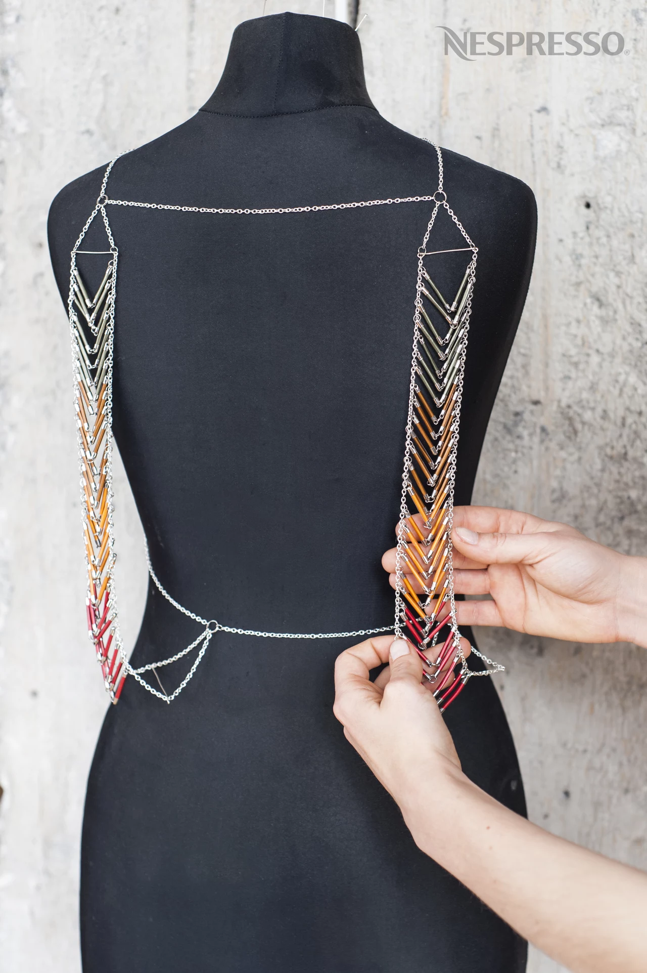 Projektantka mody Małgorzata Bochenek (BOHO) nadała kapsułkom Nespresso drugie życie Projektantka mody Małgorzata Bochenek (BOHO) nadała kapsułkom Nespresso drugie życie