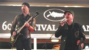 The Edge i Bono przed Pałacem Festiwalowym w Cannes