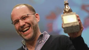 Uśmiechnięty Ira Sachs z Teddy Award - fot Sean Gallup