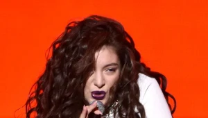 Lorde na scenie - fot. Kevin Winter