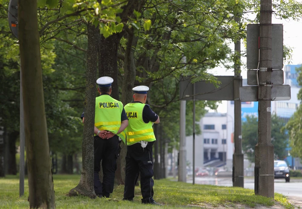 Policjanci - wbrew przepisom - chowają się po krzakach i lasach. Byle tylko wystawić mandaty