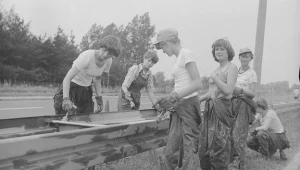 Junaczki z Ochotniczych Hufców Pracy podczas pracy na szosie Warszawa - Gdańsk