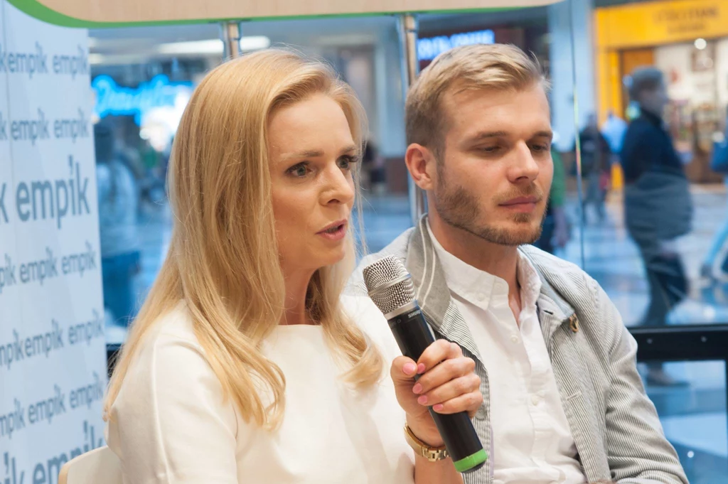 „Dosięgnąć Gwiazd” to pierwszy w Polsce charytatywny album wizażowy z udziałem gwiazd filmu, TV, sportu, mody i muzyki „Dosięgnąć Gwiazd” to pierwszy w Polsce charytatywny album wizażowy z udziałem gwiazd filmu, TV, sportu, mody i muzyki