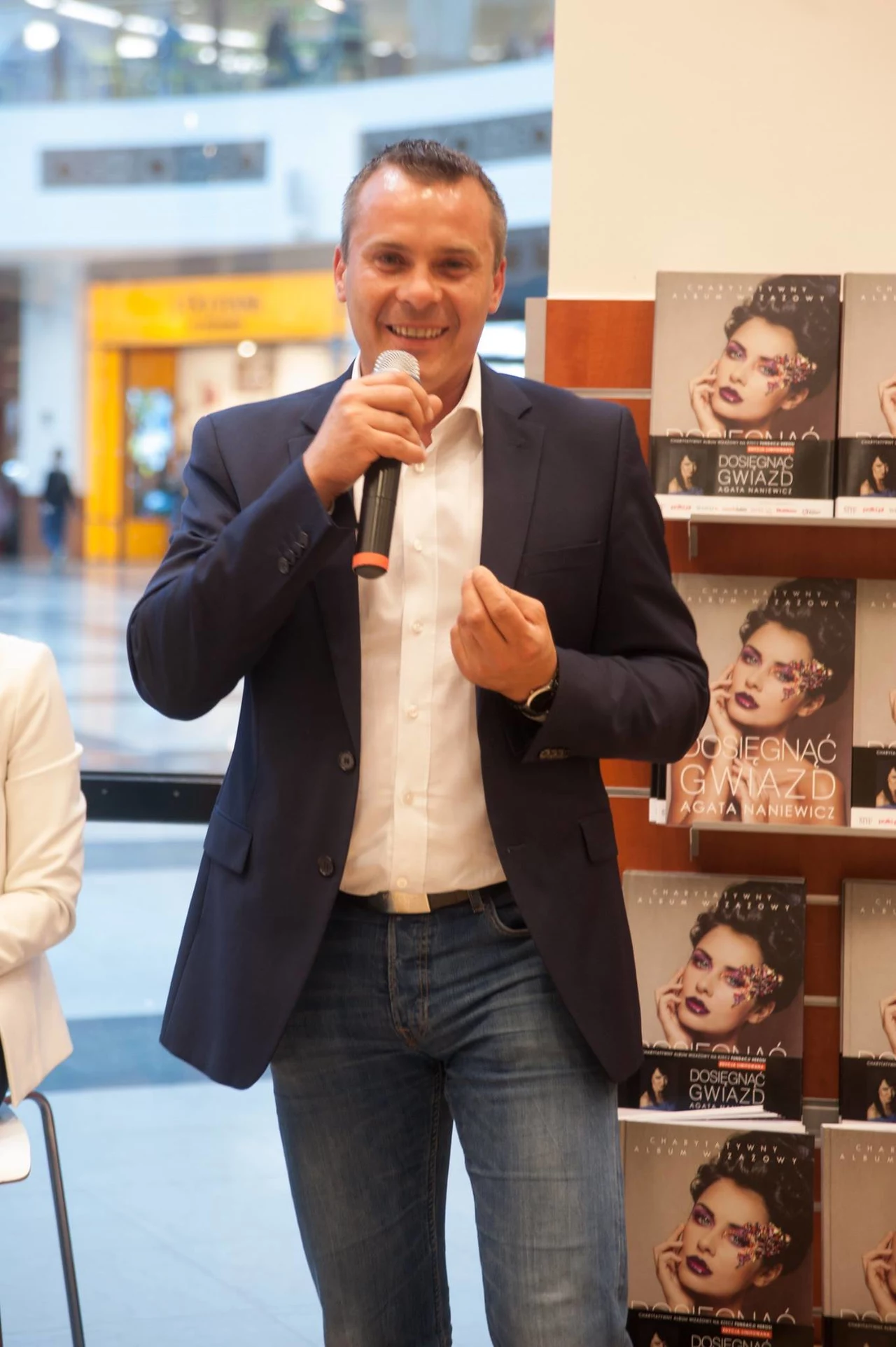 „Dosięgnąć Gwiazd” to pierwszy w Polsce charytatywny album wizażowy z udziałem gwiazd filmu, TV, sportu, mody i muzyki „Dosięgnąć Gwiazd” to pierwszy w Polsce charytatywny album wizażowy z udziałem gwiazd filmu, TV, sportu, mody i muzyki