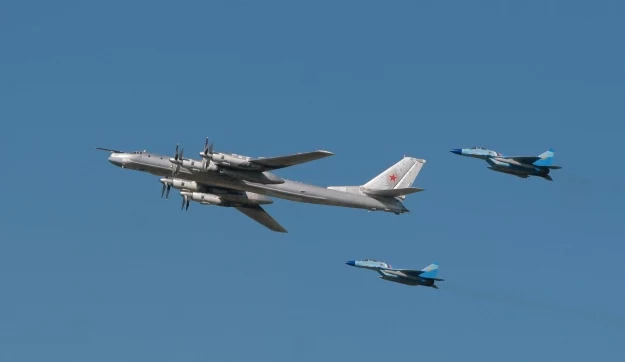 Tu-95 w towarzystwie dwóch myśliwców Mig-29