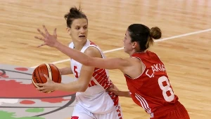 Dominika Owczarzak (z piłką) w meczu z Turcją