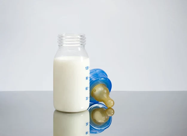 Takie mleko jest wzbogacone w niezbędne składniki mineralne, np. żelazo, selen, cynk, jod, wapń i witaminę D3. 