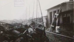 Fotografia wykonana przez członków Komisji Badania Zbrodni Hitlerowskich w Krakowie na terenie po zlikwidowanym podobozie „Kabel” w 1945 r. 