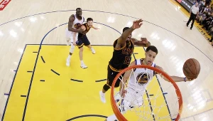 Stephen Curry (z prawej) z Golden State Warriors i Tristan Thompson z Cleveland Cavaliers