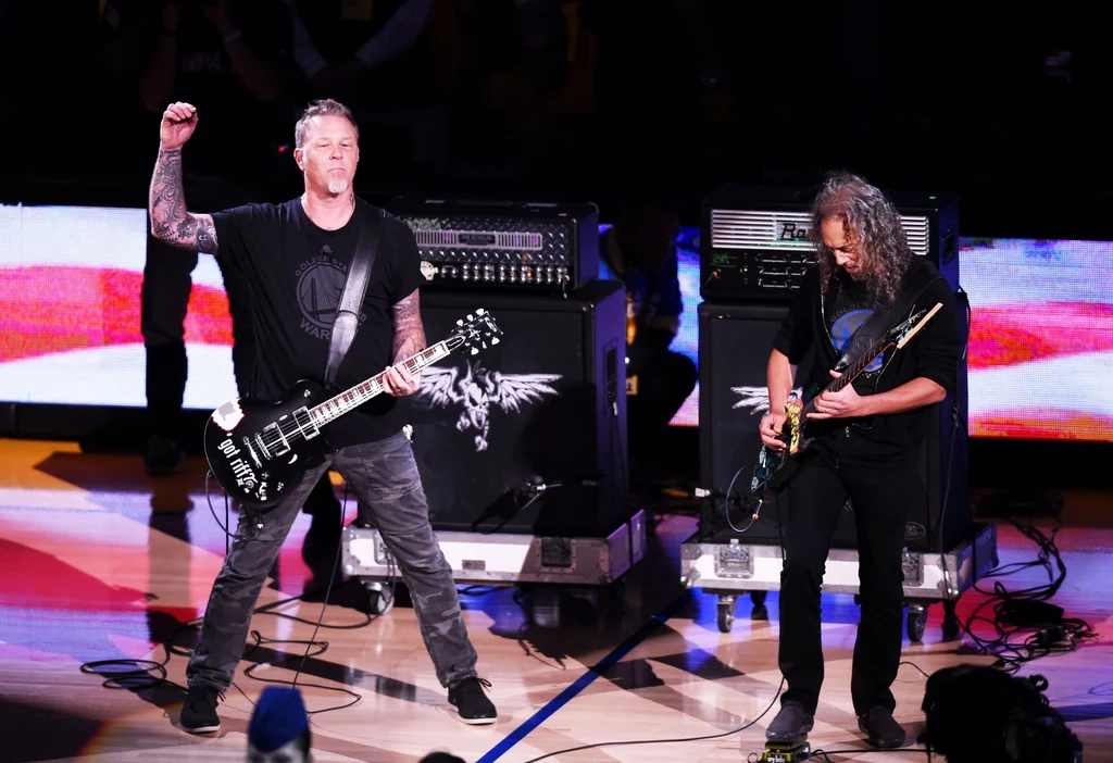 James Hetfield i Kirk Hammett (Metallica) grają hymn USA