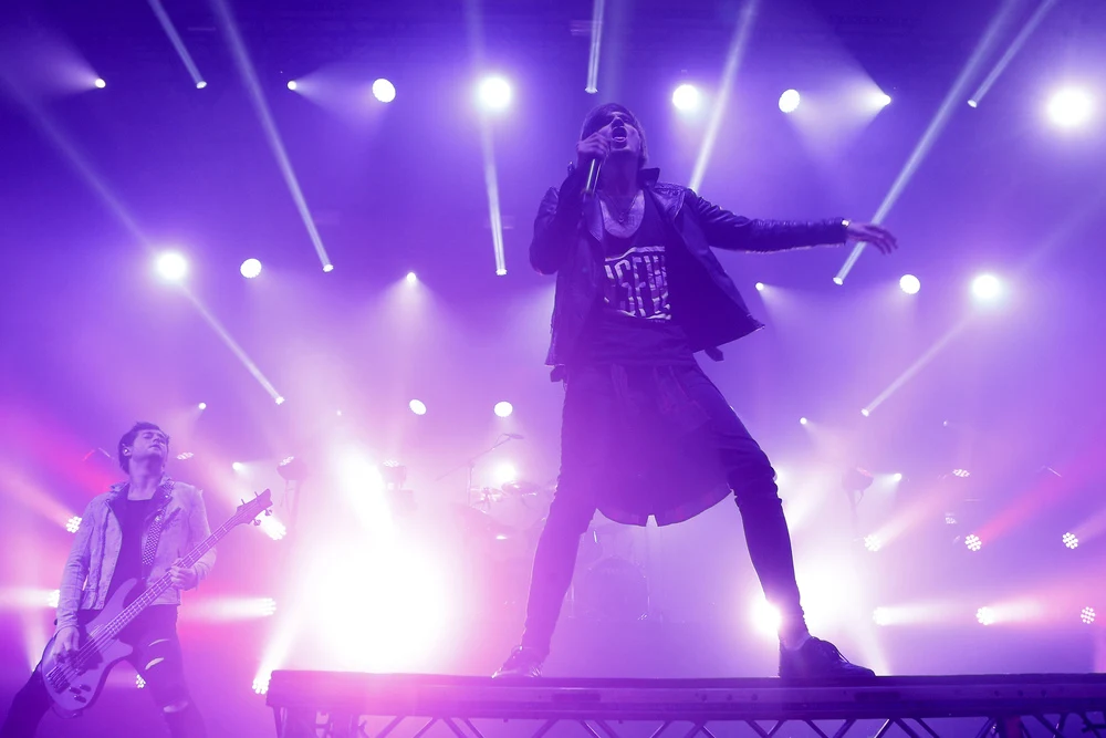 Wokalista Asking Alexandria na scenie