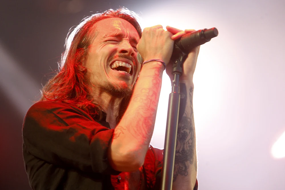 Brandon Boyd z Incubus na scenie