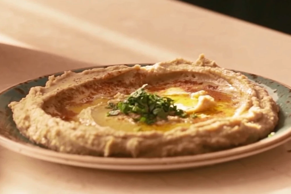 Hummus z oliwą z oliwek i papryką Hummus z oliwą z oliwek i papryką