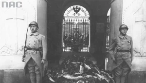 Bajończycy trzymający wartę przed Grobem Nieznanego Żołnierza.