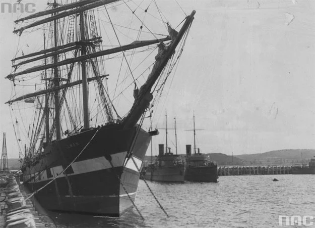 Statek szkolny "Lwów" podczas postoju przy nabrzeżu w porcie w Gdyni