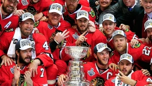 Hokeiści Chicago Blackhawks z Pucharem Stanleya