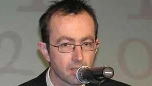 Ogromna hala, mały człowiek