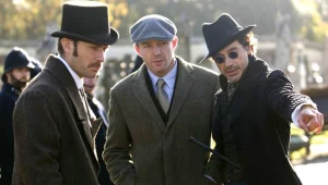 Guy Ritchie (C) na planie "Sherlocka Holmesa"