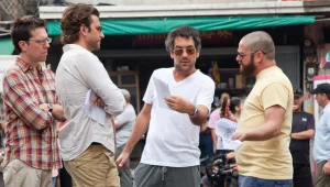 Todd Phillips (w środku) na planie "Kaca Vegas w Bangkoku"