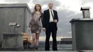 Wojciech Mecwaldowski i Magdalena Różańska w filmie "Dziewczyna z szafy"