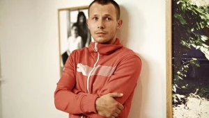 Mateusz Banasiuk w scenie z filmu "Płynące wieżowce"