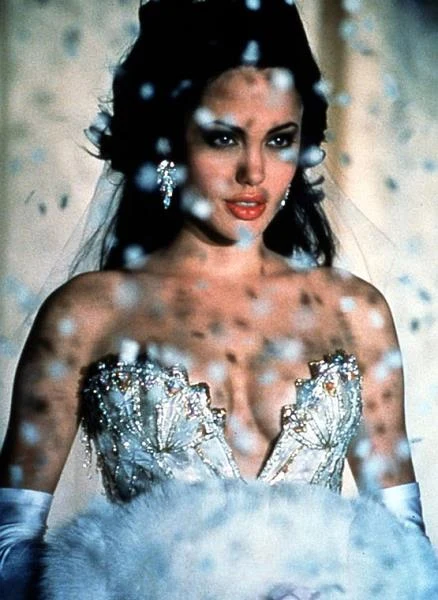  W 1998 roku Jolie zagrała główną rolę w telewizyjnym filmie HBO "Gia". W opartej na faktach, rozgrywającej się w latach 70. opowieści o seksie, pieniądzach, szyku i sławie aktorka wcieliła się w postać umierającej na AIDS modelki i otrzymała Złoty Glob.