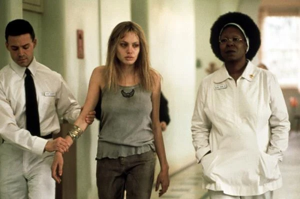 "Rolę Lisy chciała zagrać każda aktorka z Hollywood"- mówiła producentka filmu "Przerwana lekcja muzyki" (1999),  Cathy Konrad. "Angelina Jolie weszła do studia, w milczeniu usiadła na krześle i porwała nas wszystkich. Powiedziała kilka słów, a my wiedzieliśmy, że mamy naszą Lisę. Angelina jest urocza, seksowna, niebezpieczna i odważna. Nie sposób oderwać od niej oczu, działa bowiem jak magnes" - dodała producentka. Jolie za swą kreację otrzymała nie tylko Złoty Glob, ale też jedynego w karierze Oscara. "Lisa jest zupełnie normalna" - charakteryzowała swą bohaterkę Jolie. "To najnormalniejsza socjopatka, jaką zdarzyło mi się spotkać" - dodawała - fot. Everett Collection