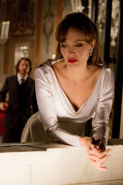 "Turysta" (2010) nie miał najlepszej prasy, ale obok kolejnej nominacji do Złotego Globu mogliśmy przynajmniej podziwiać Angelinę Jolie w pięknych kreacjach. - "Życie na podsłuchu" (w reżyserii Floriana Henckela von Donnersmarcka) to piękny, inteligentny film, ale jednocześnie dosyć ciężki gatunkowo - Jolie mówiła o poprzednim dziele reżysera 'Turysty". - Kiedy się spotkaliśmy, Florian jasno dał mi do zrozumienia, że chce zrobić film luksusowy i zabawny. Ekscytujący dla widza, a jednocześnie nie traktujący opowiadanej historii zbyt poważnie. To była idealna kombinacja - przyznała aktorka.