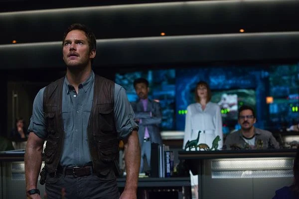 Chris Pratt, Irrfan Khan, Bryce Dallas Howard i Jake Johnson w scenie z filmu "Jurassic World"