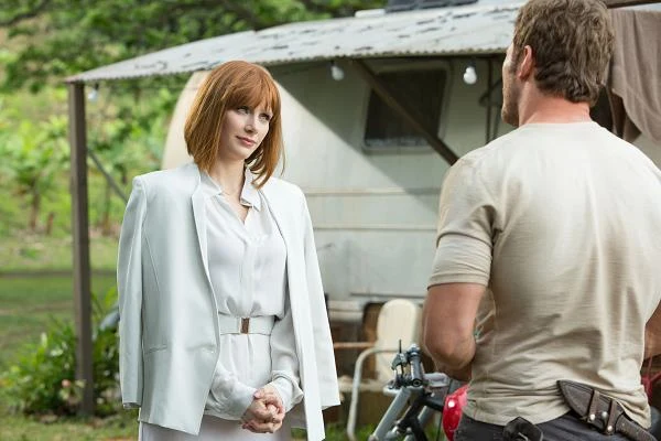 Bryce Dallas Howard i Chris Pratt w scenie z filmu "Jurassic World"