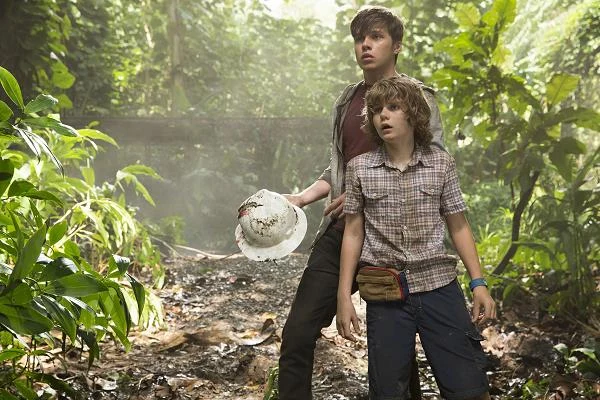 Nick Robinson i Ty Simpkins w scenie z filmu "Jurassic World"