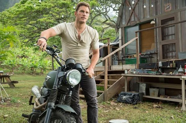 Chris Pratt w scenie z filmu "Jurassic World"