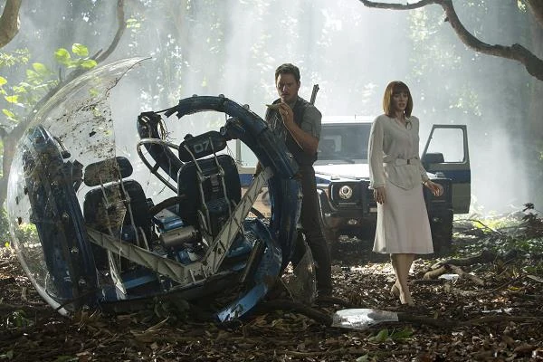 Chris Pratt i Bryce Dallas Howard w scenie z filmu "Jurassic World"