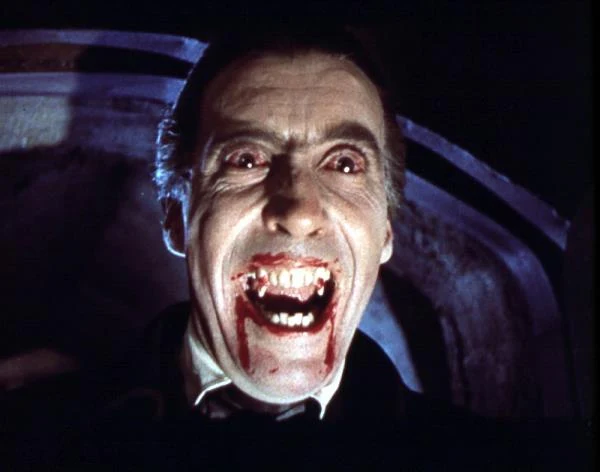 Christopher Lee to legenda założonej w 1934 roku brytyjskiej wytwórni , która wpisała się w historię kina dzięki swoim gotyckim "Hammer horrorom" z lat 50., 60. I 70. Filmy te choć tanie, miały w obsadzie świetnych aktorów. W tym właśnie Christophera Lee. Lee wcielił się w hrabiego Drakulę i rola ta przyniosła mu sławę.
Christopher Lee to legenda założonej w 1934 roku brytyjskiej wytwórni , która wpisała się w historię kina dzięki swoim gotyckim "Hammer horrorom" z lat 50., 60. I 70. Filmy te choć tanie, miały w obsadzie świetnych aktorów. W tym właśnie Christophera Lee. Lee wcielił się w hrabiego Drakulę i rola ta przyniosła mu sławę.