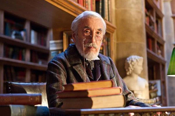 Jedną z ostatnich ról Christophera Lee była rola bibliotekarza w filmie Martina Scorsese "Hugo i jego wynalazek" (2011).
Jedną z ostatnich ról Christophera Lee była rola bibliotekarza w filmie Martina Scorsese "Hugo i jego wynalazek" (2011).