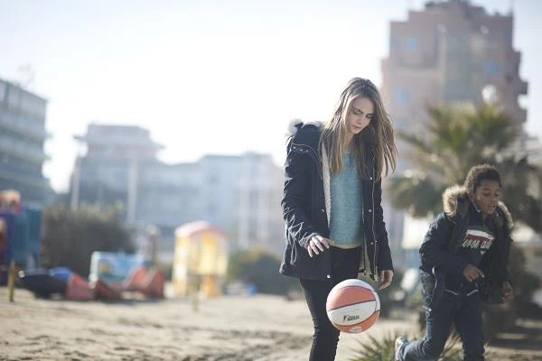 Cara Delevingne w scenie z filmu "Twarz anioła"