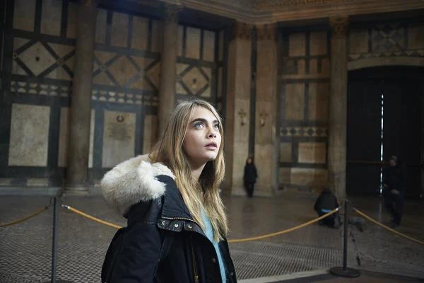 Cara Delevingne w scenie z filmu "Twarz anioła"