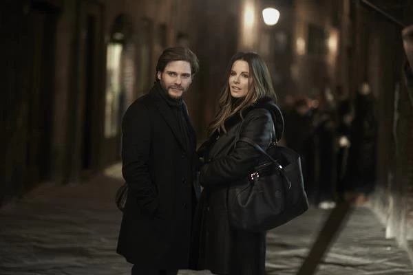 Daniel Brühl i Kate Beckinsale w scenie z filmu "Twarz anioła"