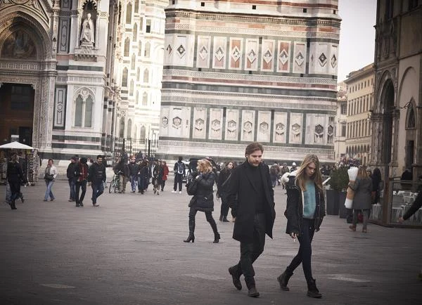 Daniel Brühl i Cara Delevingne w scenie z filmu "Twarz anioła"