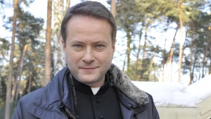 Artur Żmijewski jako ojciec Mateusz 