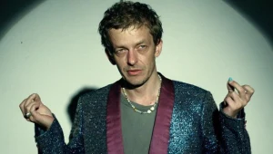 Głównym bohaterem filmu "Performer" jest artysta Oskar Dawicki