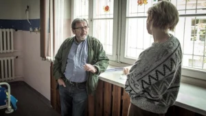 Janusz Gajos i Justyna Suwała w scenie z filmu "Body/Ciało"