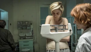 Debiutująca na dużym ekranie Justyna Suwała w scenie z filmu "Body/Ciało"