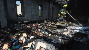 Dogaszanie pożaru w świątyni