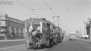 Tramwaj przed mostem Poniatowskiego z pasażerami uwieszonymi na tak zwane "winogrono"