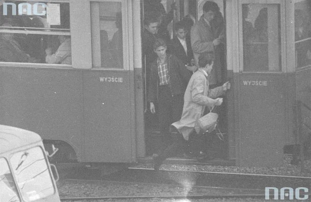 Mężczyzna wskakujący do tramwaju