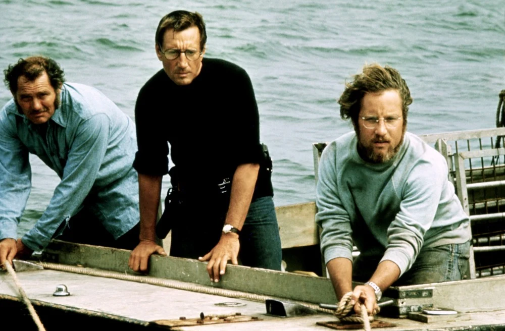Spielberg nie miał łatwego życia ze swoimi dwoma głównymi aktorami. Z uwagi na to, że scenariusz nie był w pełni gotowy w momencie rozpoczęcia zdjęć, opracowano inną metodykę pracy. Plan zakładał, że aktorzy pracować będą z reżyserem nad poszczególnymi scenami, podczas gdy trwały jeszcze prace nad wykonaniem sztucznego rekina. Długie godziny wspólnych prób, pewnego rodzaju izolacja od bliskich i rodziny, dały się ekipie we znaki. Nie jest tajemnicą, że między Richardem Dreyfussem, grającym oceanografa Hoopera i Robertem Shawem, który wcielił się w rolę rybaka Quinta, dochodziło do spięć. Jak wspomina po latach sam Dreyfuss: "Między nami była pewnego rodzaju walka (...) To było z jednej strony i zabawne, ale z mojego punktu widzenia także rozpaczliwe. Shaw wiedział, jak ci dopiec, więc i ty musiałeś się nauczyć, jak mu odszczekać. Potrafił być bardzo wredny, a jego poczucie humoru było naprawę cięte".  