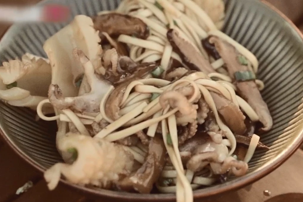 Makaron udon z owocami morza i sosem yakitori Makaron udon z owocami morza i sosem yakitori