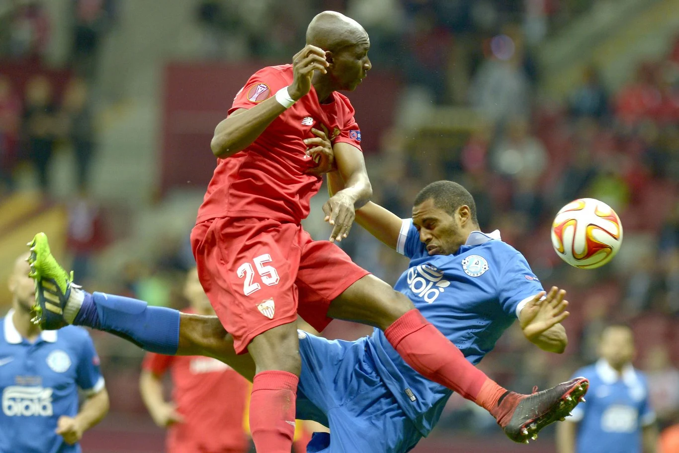 Stephane Mbia (z lewej) Stephane Mbia (z lewej)
