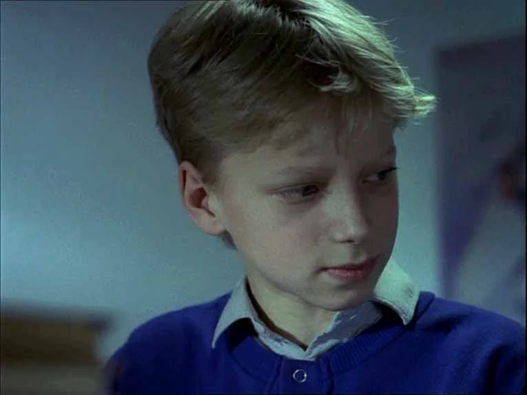 Macieja Stuhra po raz pierwszy na ekranie mogliśmy oglądać jako 13-latka. W filmie "Dekalog X" Krzysztofa Kieślowskiego wcielił się w syna bohatera granego przez... swojego ojca, Jerzego.